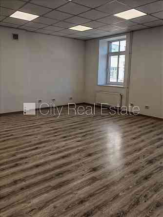 Здание во дворе, реновированный дом, закрытый двор, въездные ворота оснащены Rīga