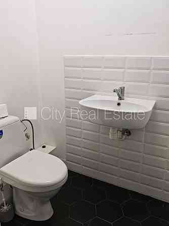 Здание во дворе, реновированный дом, закрытый двор, въездные ворота оснащены Rīga