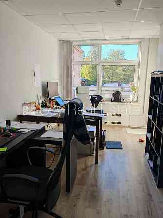 Реновированный дом, закрытый двор, въездные ворота оснащены автоматической Rīga