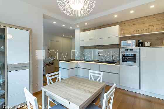 Земля в собственности, новостройка, благоустроенный озеленённый двор, закрытый Юрмала