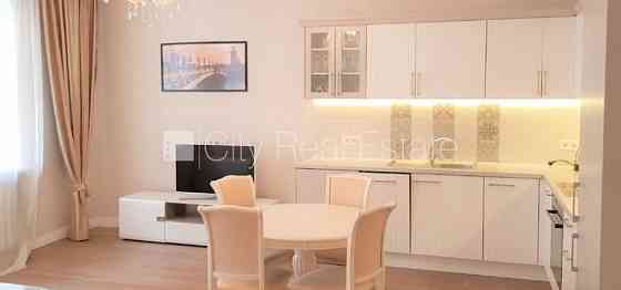 Проект - Residence Lumiere (Ресиденце Лумиере), фасадный дом, реновированный дом, вход с Рига