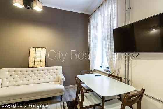 Фасадный дом, реставрированный дом, закрытая территория, вход с улицы, лестничная Рига