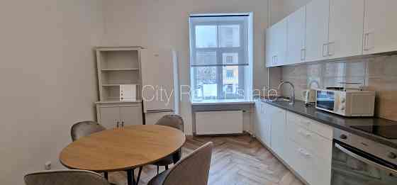 Фасадный дом, реновированный дом, вход с улицы, одна изолированная комната, Rīga