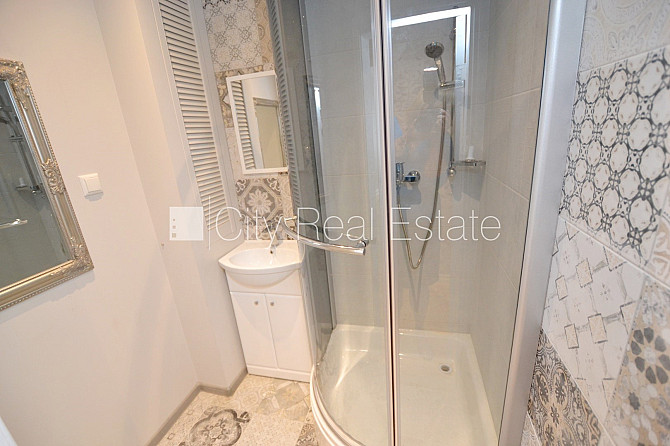 Fasādes māja, ieeja no ielas, ir lifts, kāpņu telpa pēc kosmētiskā remonta, logi vērsti uz Rīga - foto 12