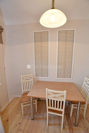 Fasādes māja, ieeja no ielas, ir lifts, kāpņu telpa pēc kosmētiskā remonta, logi vērsti uz Rīga - foto 11