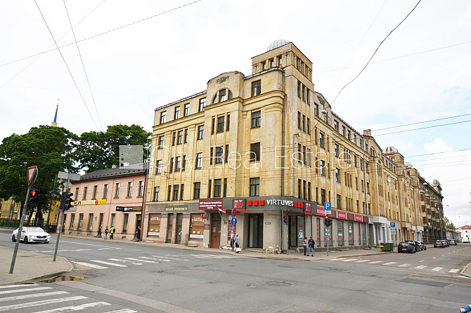 Fasādes māja, ieeja no ielas, ir lifts, kāpņu telpa pēc kosmētiskā remonta, logi vērsti uz Rīga - foto 15