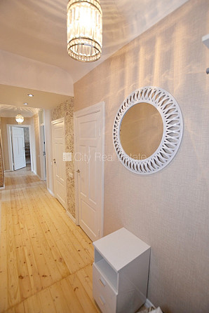 Fasādes māja, ieeja no ielas, ir lifts, kāpņu telpa pēc kosmētiskā remonta, logi vērsti uz Rīga - foto 7