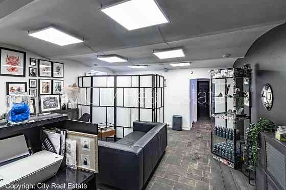 Фасадный дом, бесплатная стоянка во дворе, вход с улицы и со двора, полуподвал, Rīga