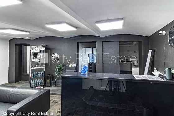 Фасадный дом, бесплатная стоянка во дворе, вход с улицы и со двора, полуподвал, Rīga