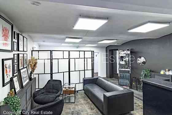 Фасадный дом, бесплатная стоянка во дворе, вход с улицы и со двора, полуподвал, Rīga