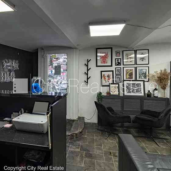 Фасадный дом, бесплатная стоянка во дворе, вход с улицы и со двора, полуподвал, Rīga