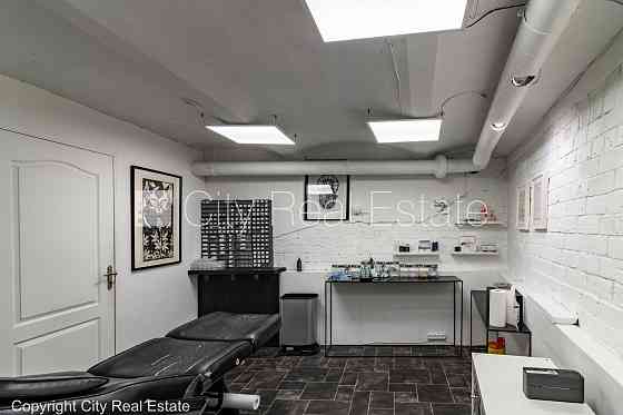 Фасадный дом, бесплатная стоянка во дворе, вход с улицы и со двора, полуподвал, Rīga