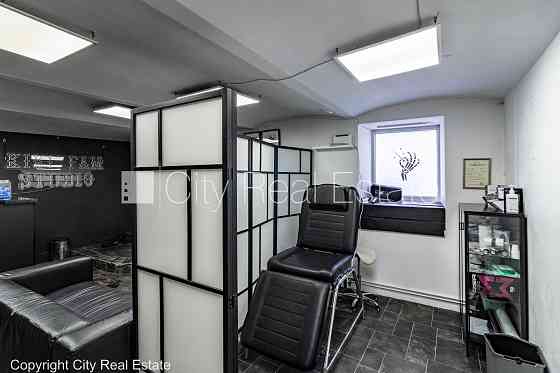 Фасадный дом, бесплатная стоянка во дворе, вход с улицы и со двора, полуподвал, Rīga