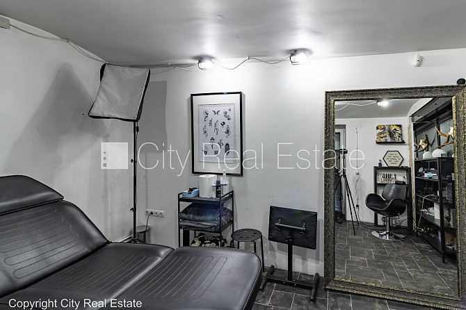 Fasādes māja, bezmaksas stāvvieta pagalmā, ieeja no ielas un pagalma, puspagrabs, istabas Rīga - foto 18