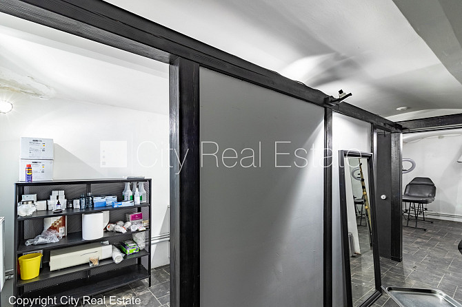 Fasādes māja, bezmaksas stāvvieta pagalmā, ieeja no ielas un pagalma, puspagrabs, istabas Rīga - foto 15