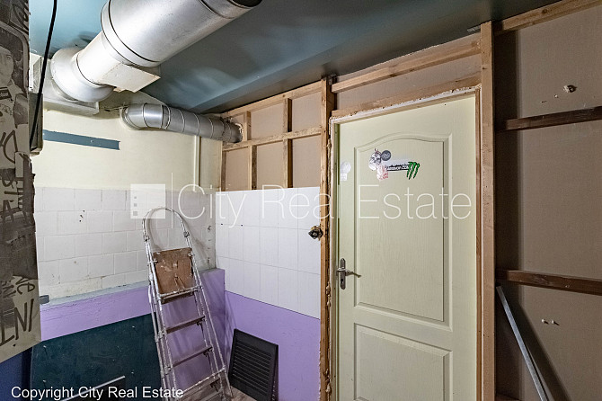 Fasādes māja, bezmaksas stāvvieta pagalmā, ieeja no ielas un pagalma, puspagrabs, istabas Rīga - foto 12