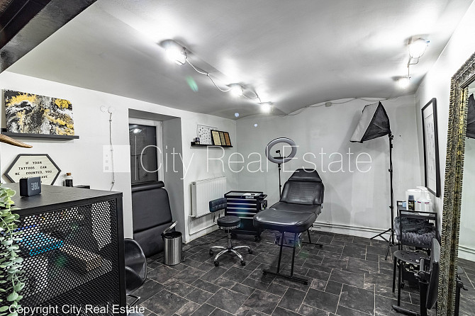 Fasādes māja, bezmaksas stāvvieta pagalmā, ieeja no ielas un pagalma, puspagrabs, istabas Rīga - foto 17