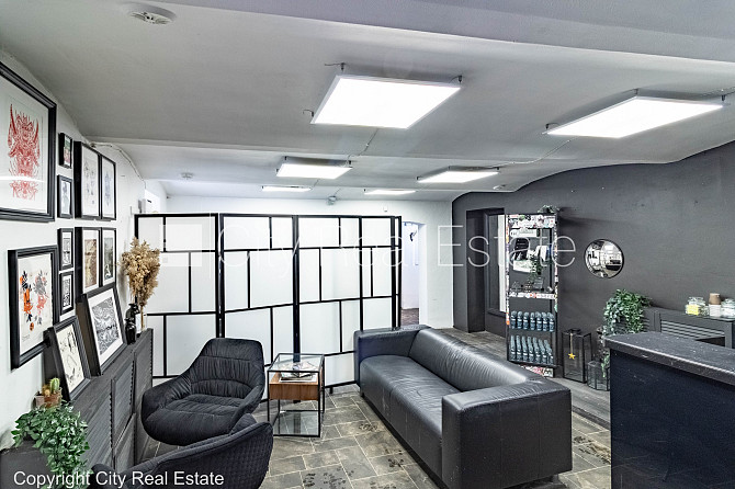 Fasādes māja, bezmaksas stāvvieta pagalmā, ieeja no ielas un pagalma, puspagrabs, istabas Rīga - foto 1