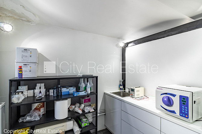 Fasādes māja, bezmaksas stāvvieta pagalmā, ieeja no ielas un pagalma, puspagrabs, istabas Rīga - foto 16