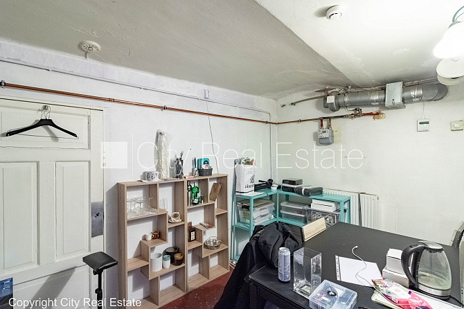 Fasādes māja, bezmaksas stāvvieta pagalmā, ieeja no ielas un pagalma, puspagrabs, istabas Rīga - foto 9