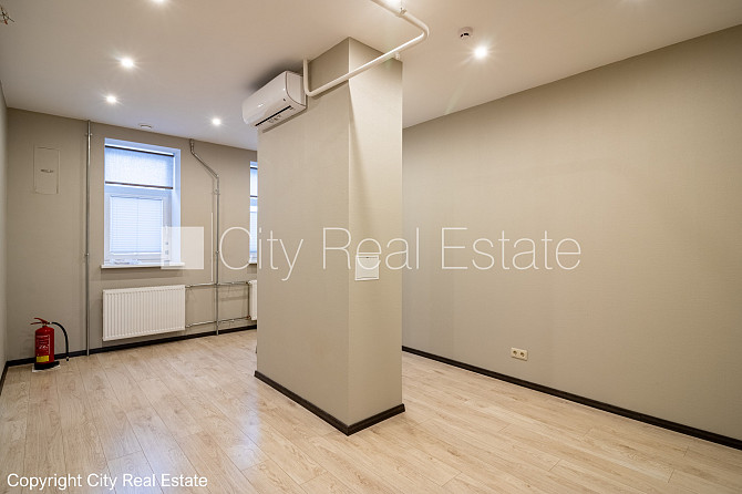 Здание во дворе, благоустроенная озеленённая территория, территория обнесена Рига - изображение 9