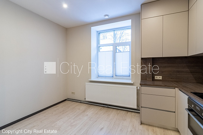 Здание во дворе, благоустроенная озеленённая территория, территория обнесена Рига - изображение 4