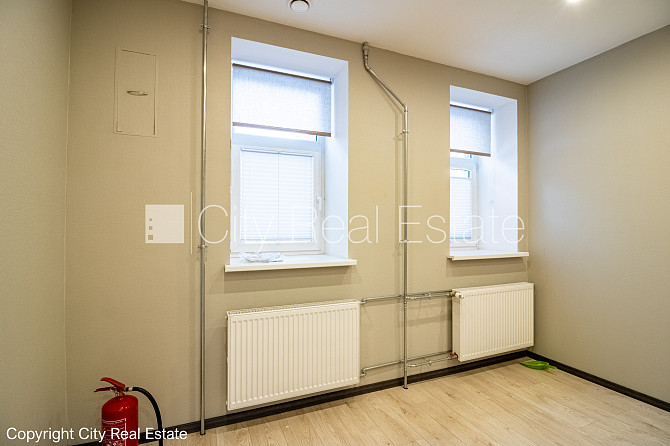 Здание во дворе, благоустроенная озеленённая территория, территория обнесена Рига - изображение 12