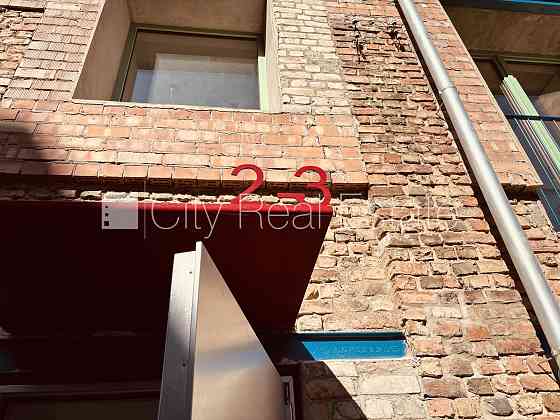 Территория обнесена забором, озеленённая территория со свежепосаженными Рига