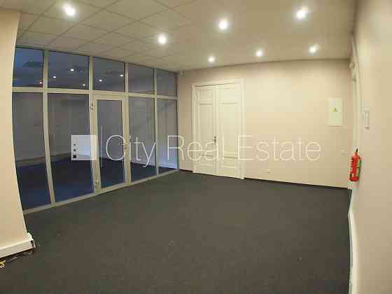 Фасадный дом, закрытый двор, объект охраняет физическая охрана, вход с улицы, Рига