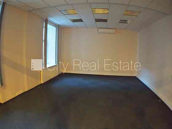 Фасадный дом, закрытый двор, объект охраняет физическая охрана, вход с улицы, Рига