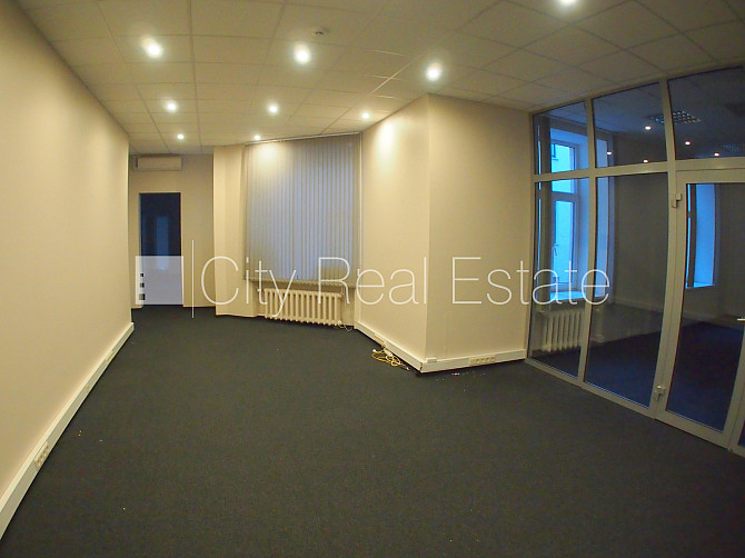 Фасадный дом, закрытый двор, объект охраняет физическая охрана, вход с улицы, Рига - изображение 2