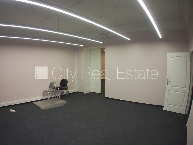 Фасадный дом, закрытый двор, объект охраняет физическая охрана, вход с улицы, Рига - изображение 11