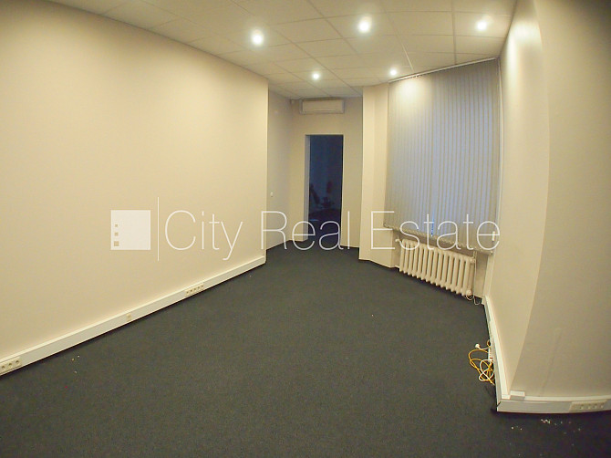 Фасадный дом, закрытый двор, объект охраняет физическая охрана, вход с улицы, Рига - изображение 6