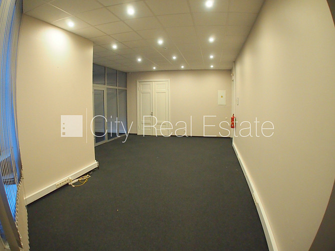 Фасадный дом, закрытый двор, объект охраняет физическая охрана, вход с улицы, Рига - изображение 7