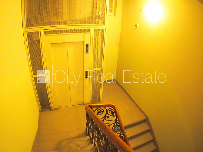 Фасадный дом, закрытый двор, объект охраняет физическая охрана, вход с улицы, Рига - изображение 19