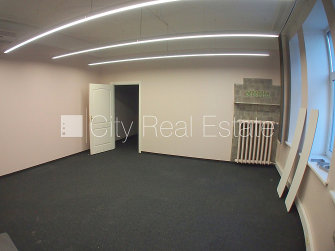 Фасадный дом, закрытый двор, объект охраняет физическая охрана, вход с улицы, Рига - изображение 9