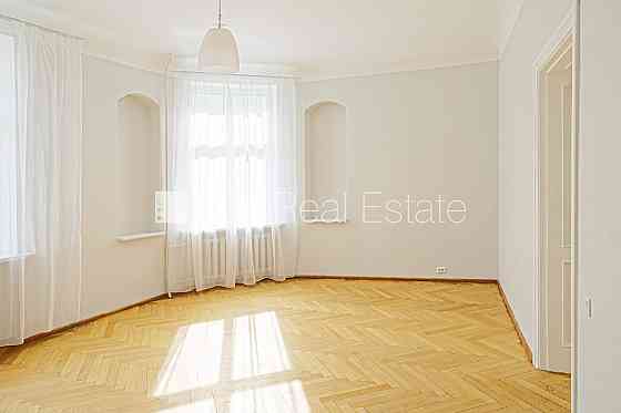 Фасадный дом, окна выходят в обе стороны дома, количество спален 3 шт., Рига