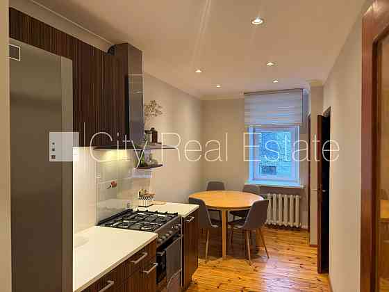 Фасадный дом, реставрированный дом, благоустроенная озеленённая территория, Рига