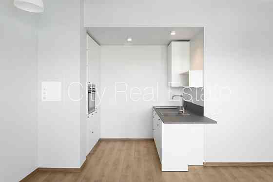 Новостройка, благоустроенный озеленённый двор, место для машины, одна Рига