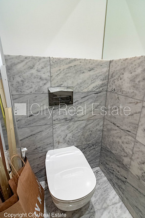 Новостройка, здание во дворе, закрытый двор, лифт, два балкона, окна выходят во Рига - изображение 12