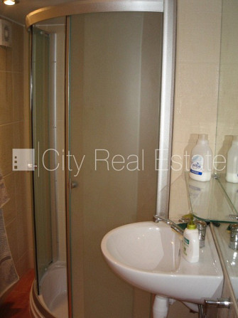 Фасадный дом, реставрированный дом, вход с улицы, мансарда, окна выходят в обе Рига - изображение 13