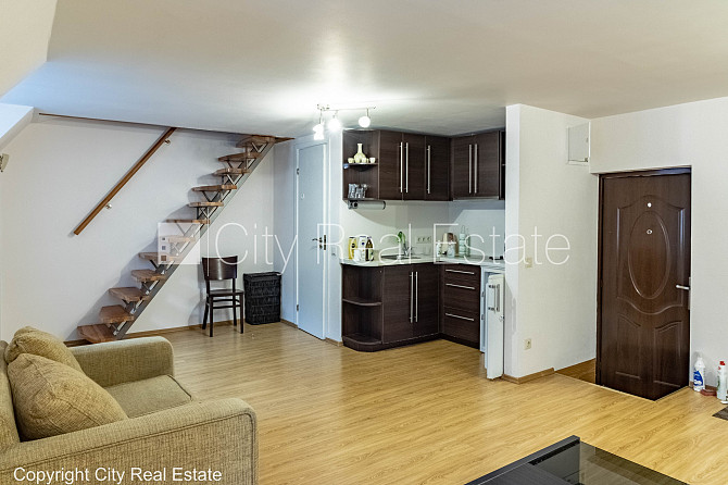 Фасадный дом, реставрированный дом, вход с улицы, мансарда, окна выходят в обе Рига - изображение 5