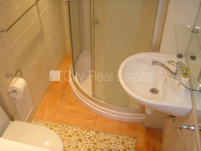 Фасадный дом, реставрированный дом, вход с улицы, мансарда, окна выходят в обе Рига - изображение 12