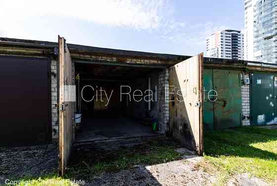 Земля в собственности, территория обнесена забором, закрытая территория, гараж Рига
