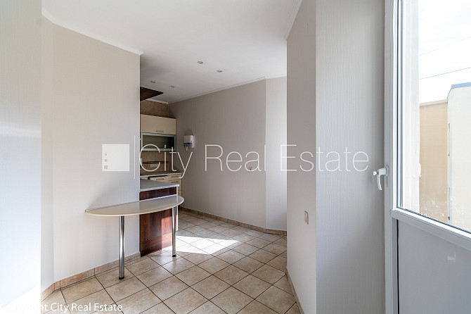 Фасадный дом, благоустроенный озеленённый двор, подъездная дорога покрыта Рига - изображение 20