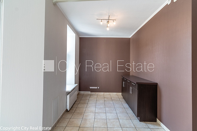 Фасадный дом, благоустроенный озеленённый двор, подъездная дорога покрыта Рига - изображение 17