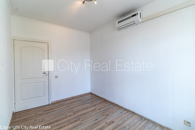 Фасадный дом, благоустроенный озеленённый двор, подъездная дорога покрыта Рига - изображение 8