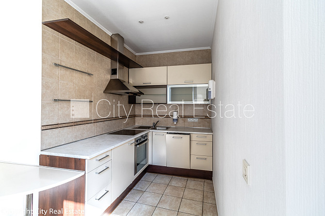 Фасадный дом, благоустроенный озеленённый двор, подъездная дорога покрыта Рига - изображение 2