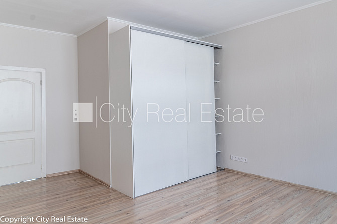 Фасадный дом, благоустроенный озеленённый двор, подъездная дорога покрыта Рига - изображение 12