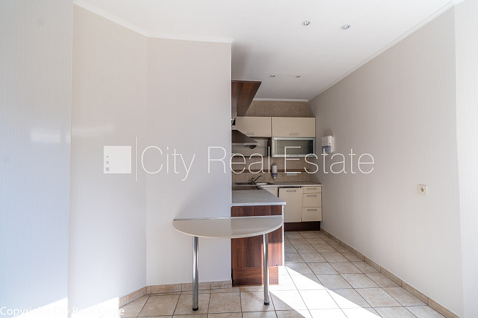 Фасадный дом, благоустроенный озеленённый двор, подъездная дорога покрыта Рига - изображение 19